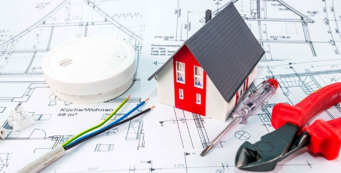 Plan mit Stromkabel, Zange und Brandmelder